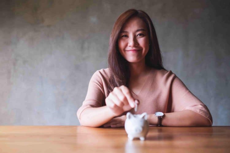 bienestar economico mujer con moneda scaled e1652477004537