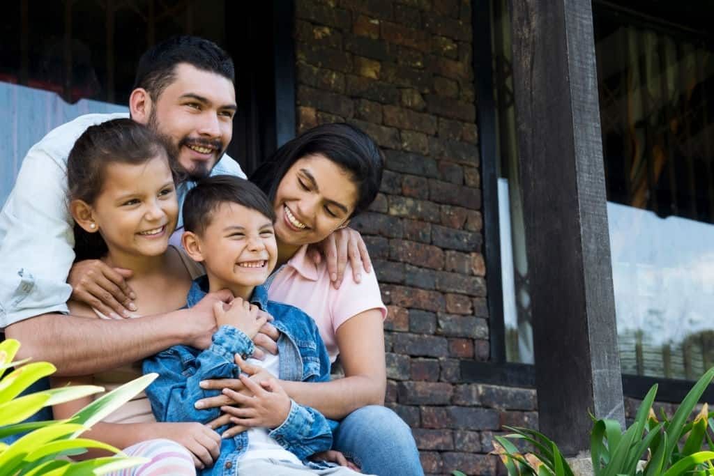 familia feliz por su oportunidades económicas 
