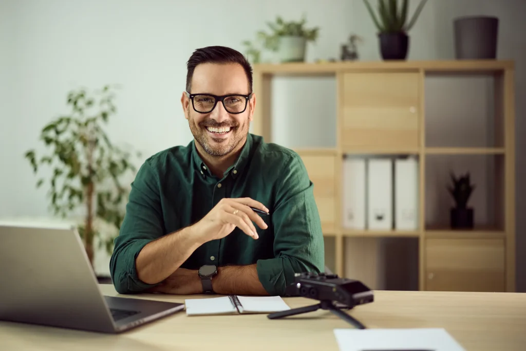 Empleado del Gobierno del Estado de México realizando una solicitud de crédito vía nómina en línea con protección de datos y entorno digital seguro en LANAMÓVIL.