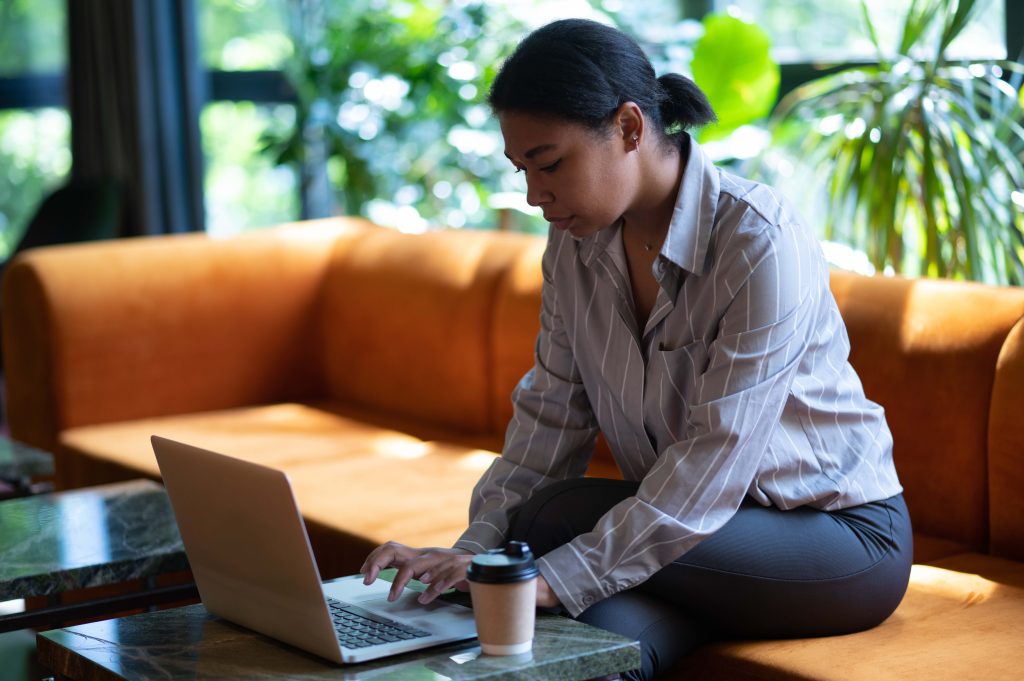 mujer con camisa a rayas y laptop