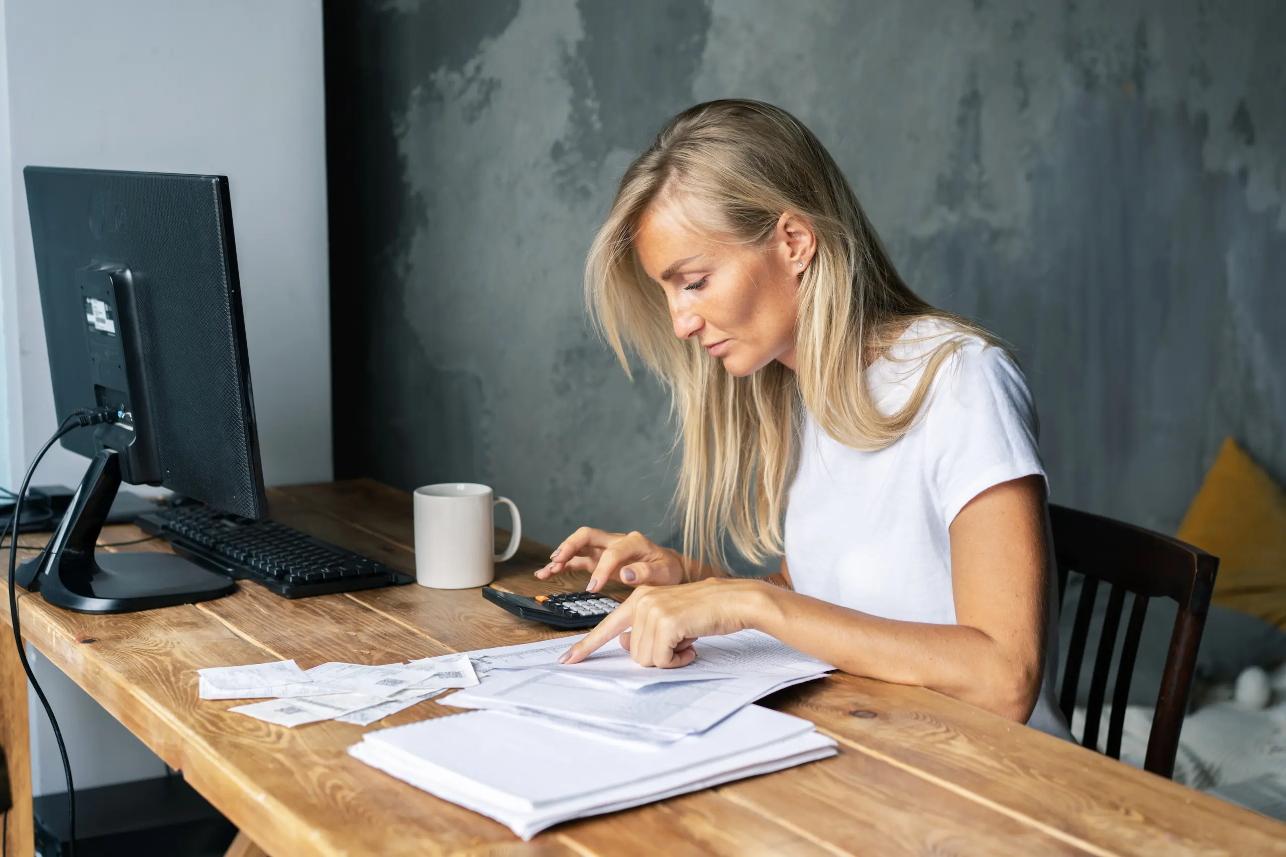 Mujer de negocios en seguimiento de los gastos mensuales