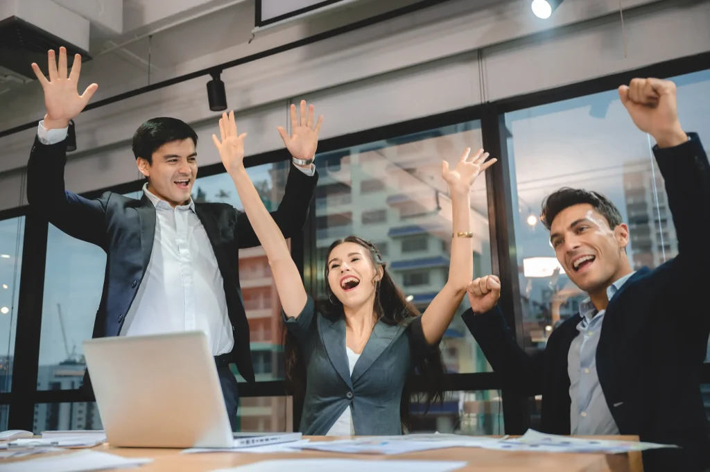 Equipo feliz al ver los resultados de seguir los consejos para emprender un negocio con préstamos personales de Lanamovil.