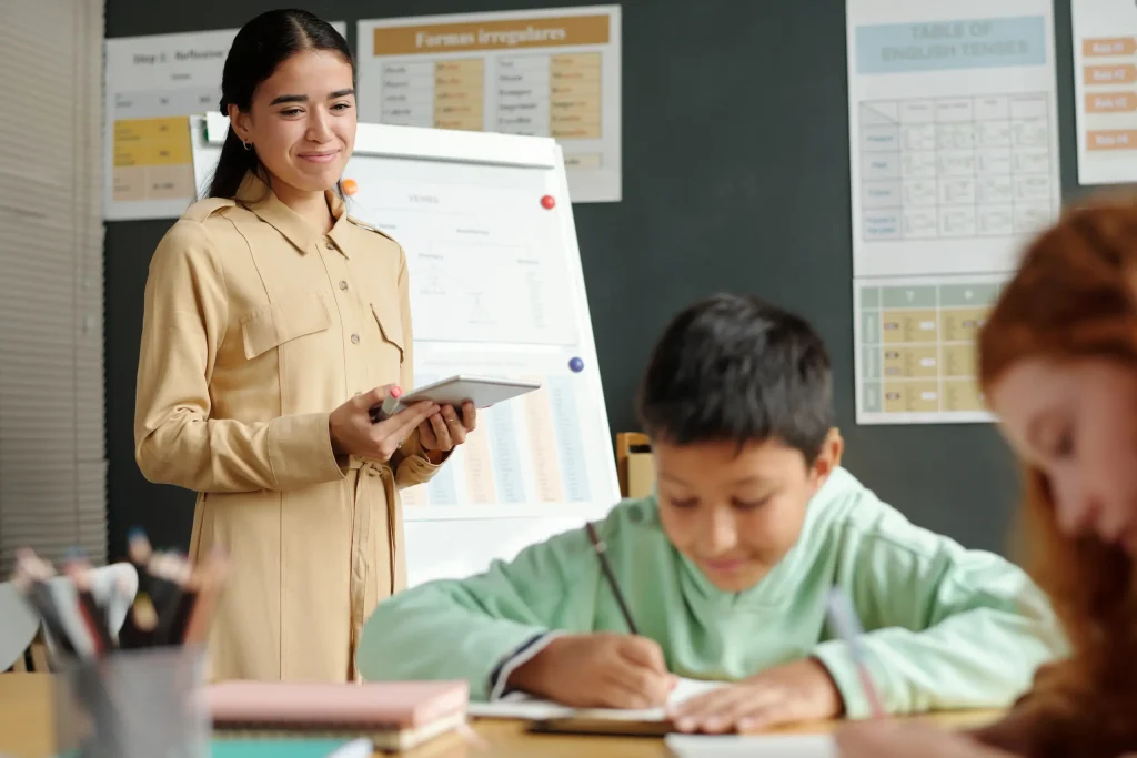 Maestra feliz al conocer los beneficios de los préstamos al instante que ofrece Lanamovil.