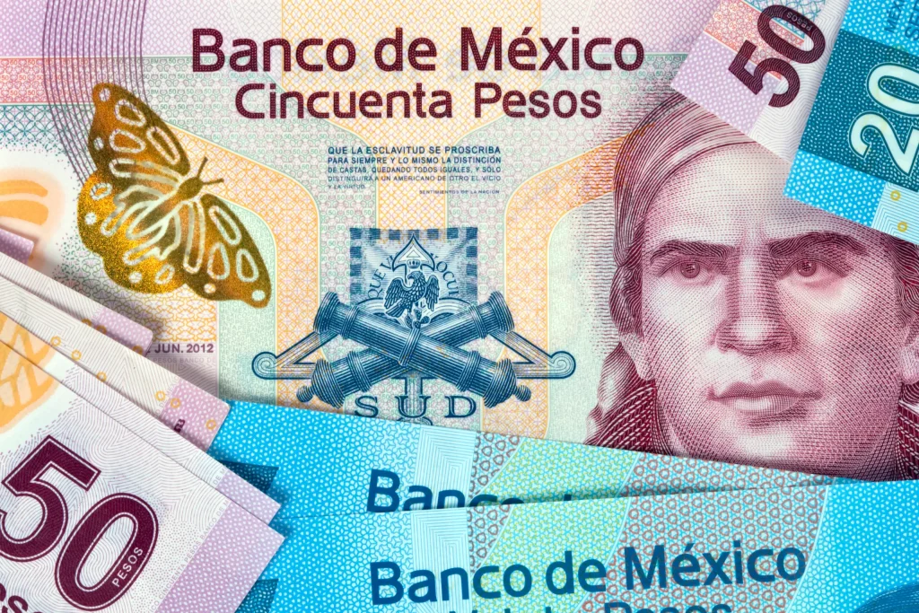 Billetes mexicanos de distintas denominaciones, símbolo de los créditos de nómina Lanamóvil para empleados del Gobierno del Estado de México en 2026.