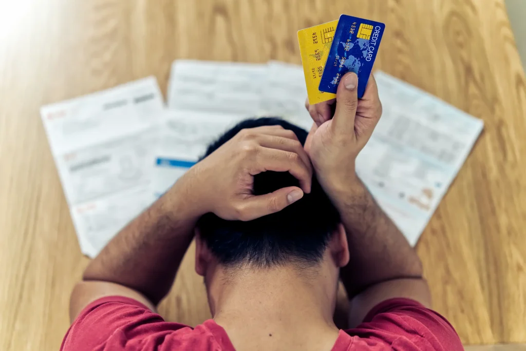 Hombre lleno de deudas por no saber como administrar el dinero.