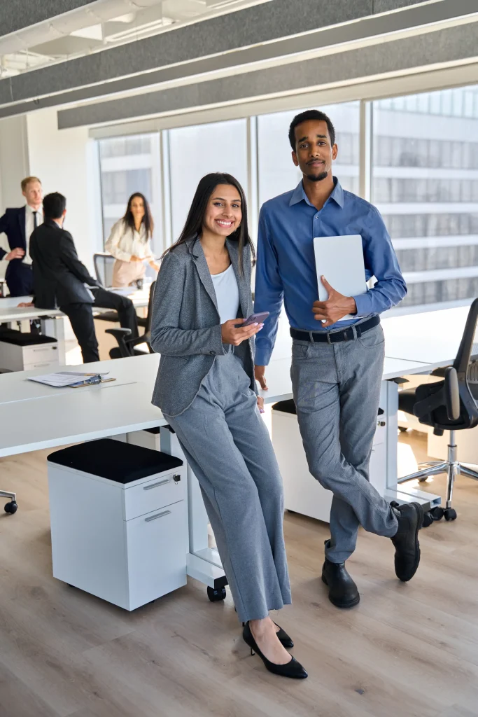 Dos personas vestidas formalmente en una oficina para aprender a invertir a corto plazo.
