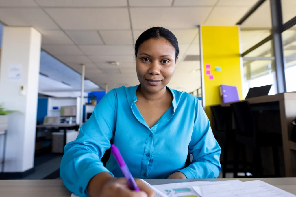 Empleada del GEM revisando documentos financieros relacionados con la reestructuración de deuda.