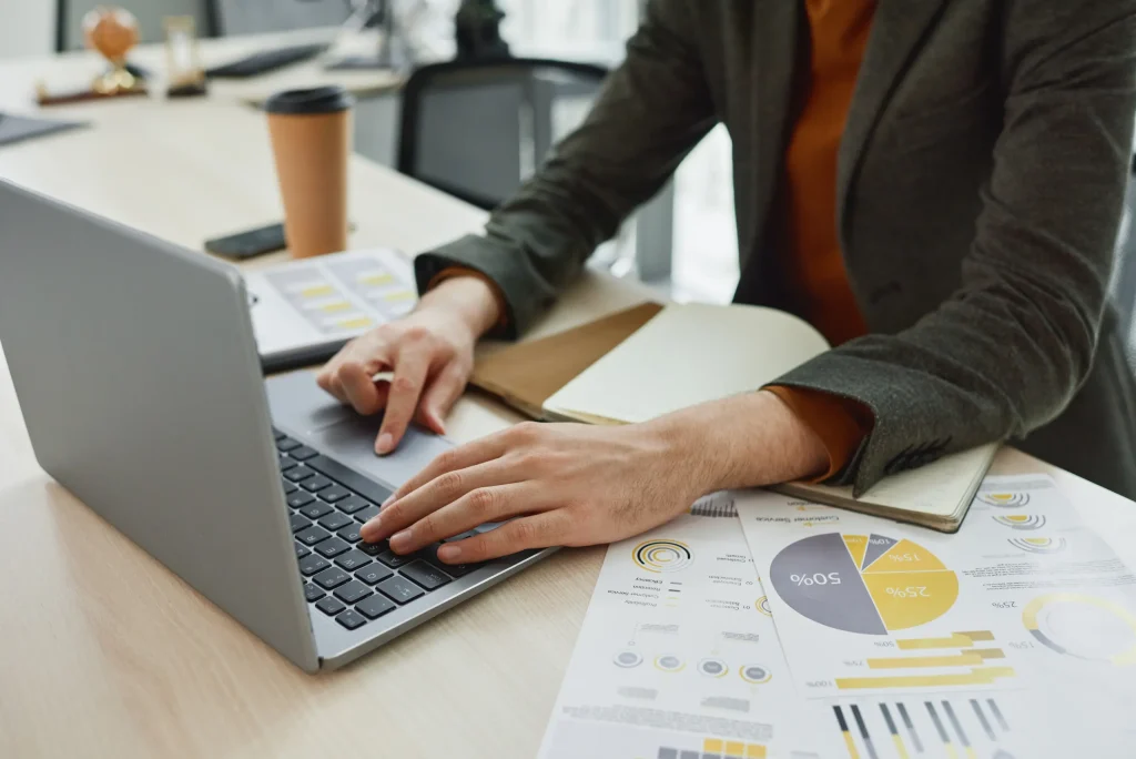 Persona gestionando sus finanzas desde una laptop para solicitar préstamos personales en línea con Lanamóvil de forma rápida y sencilla.