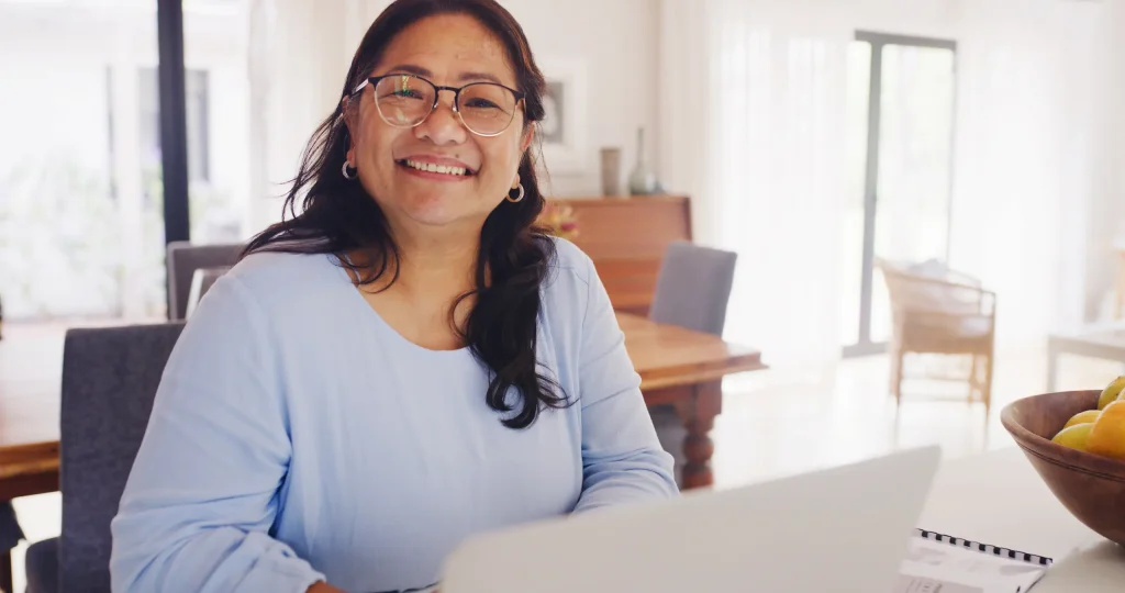 Empleada del GEM revisando su situación fiscal en laptop, organizada y tranquila ante los cambios de la Reforma Fiscal 2026.