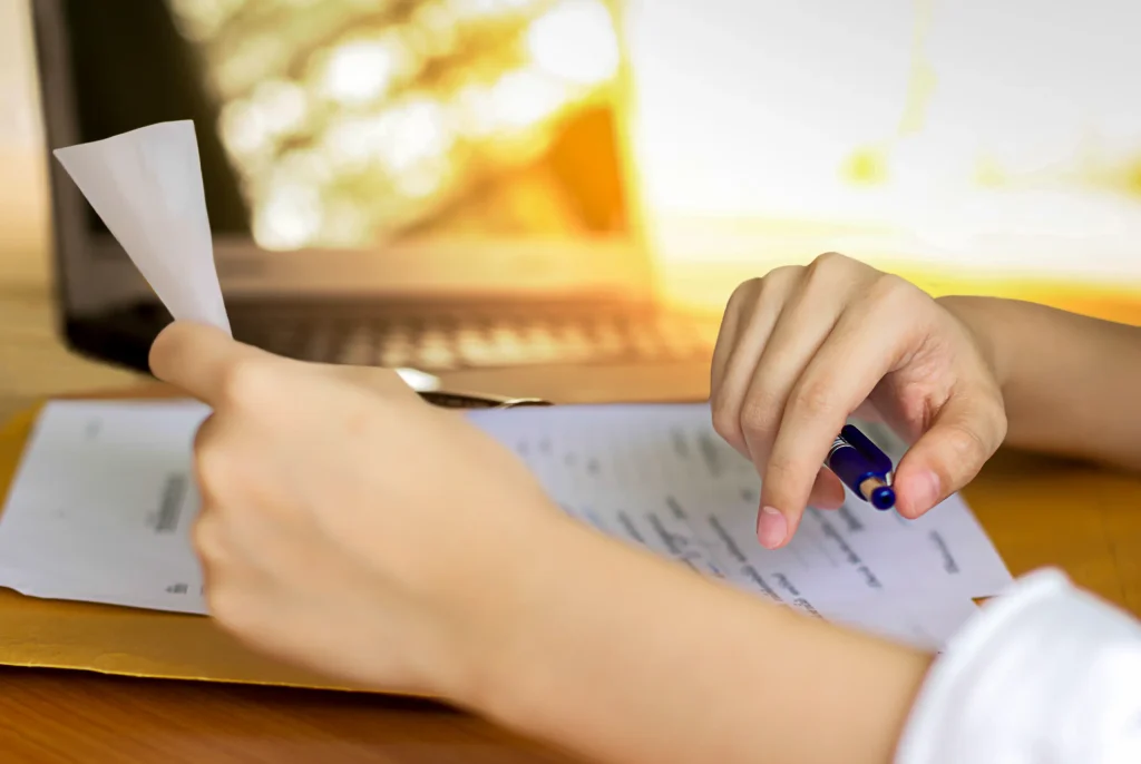 Persona revisando documentos fiscales sobre su recibo de nómina en el contexto de la Reforma Fiscal 2026.