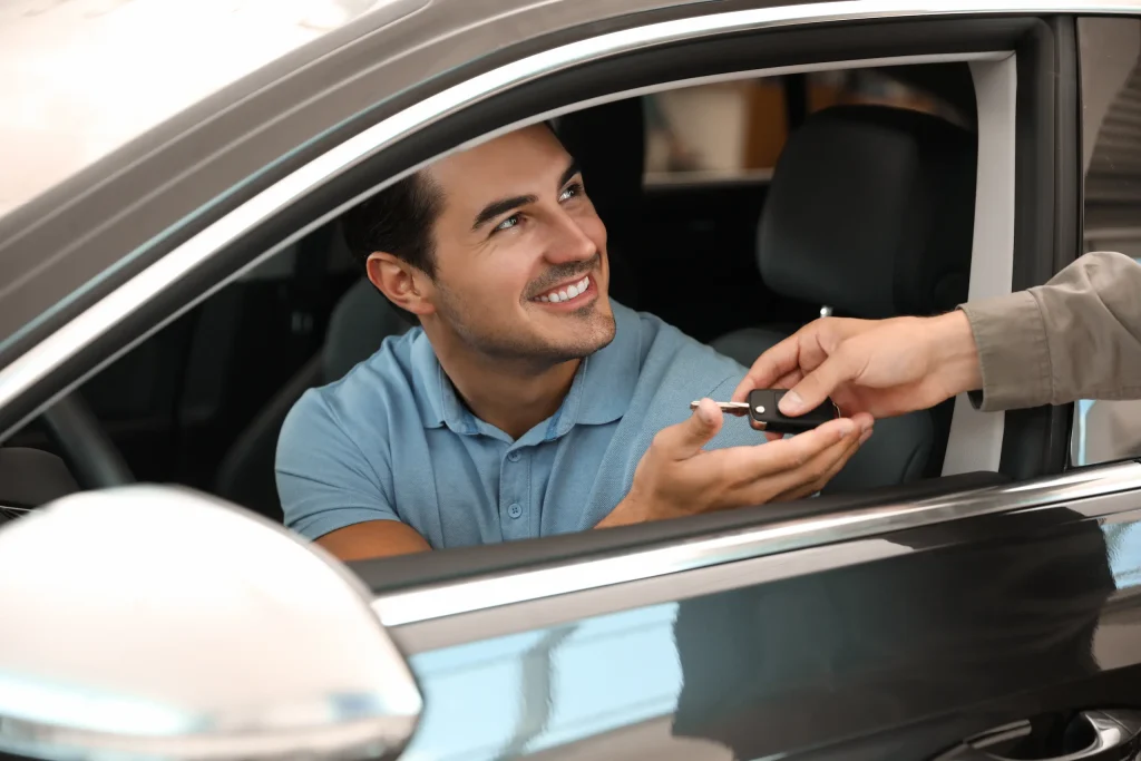 Comprador recibe las llaves de su auto tras decidir cómo financiar la compra 