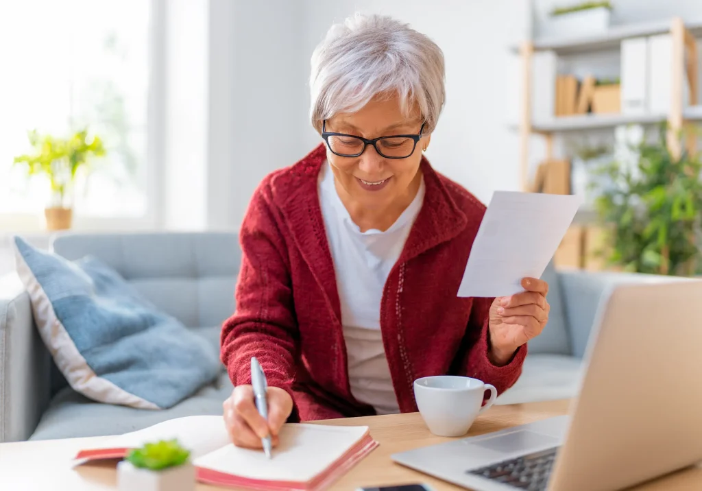 Mujer adulta revisando sus finanzas antes de la jubilación 